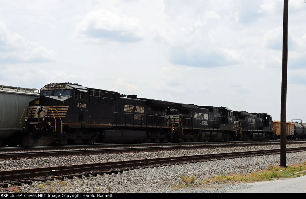 NS 4348 leads train 119 northbound